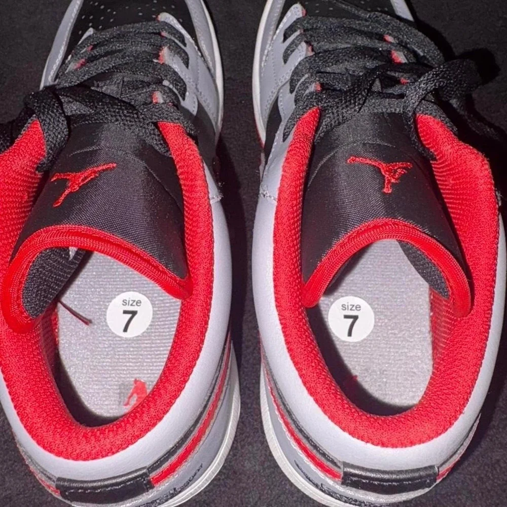 Air Jordan 1 Low Cement Fire Red Size 7Y / 8.5W Pre-Owned - Picture 4 of 7